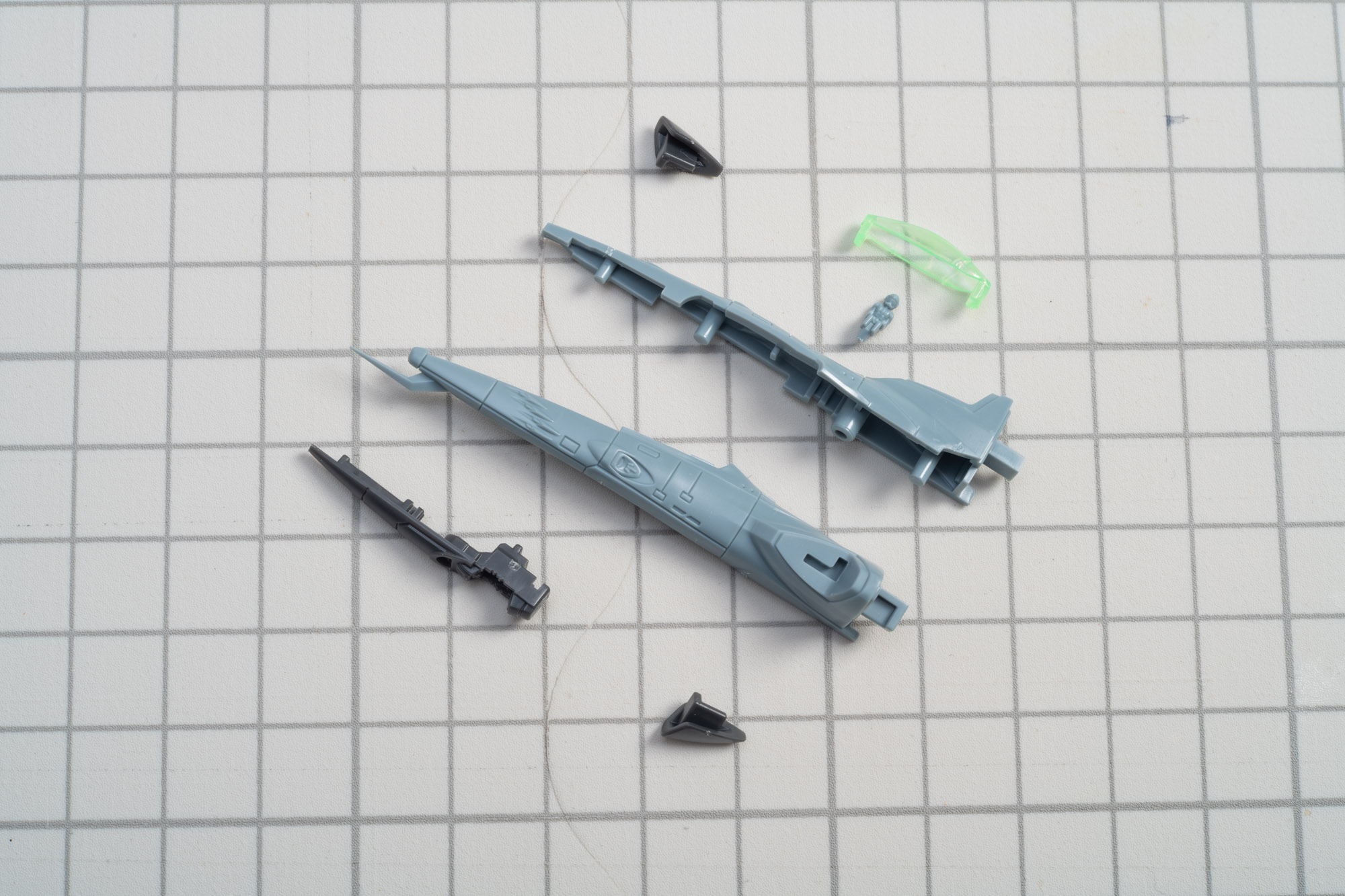 機首パーツ全景。細かい武装まで作り込まれている。