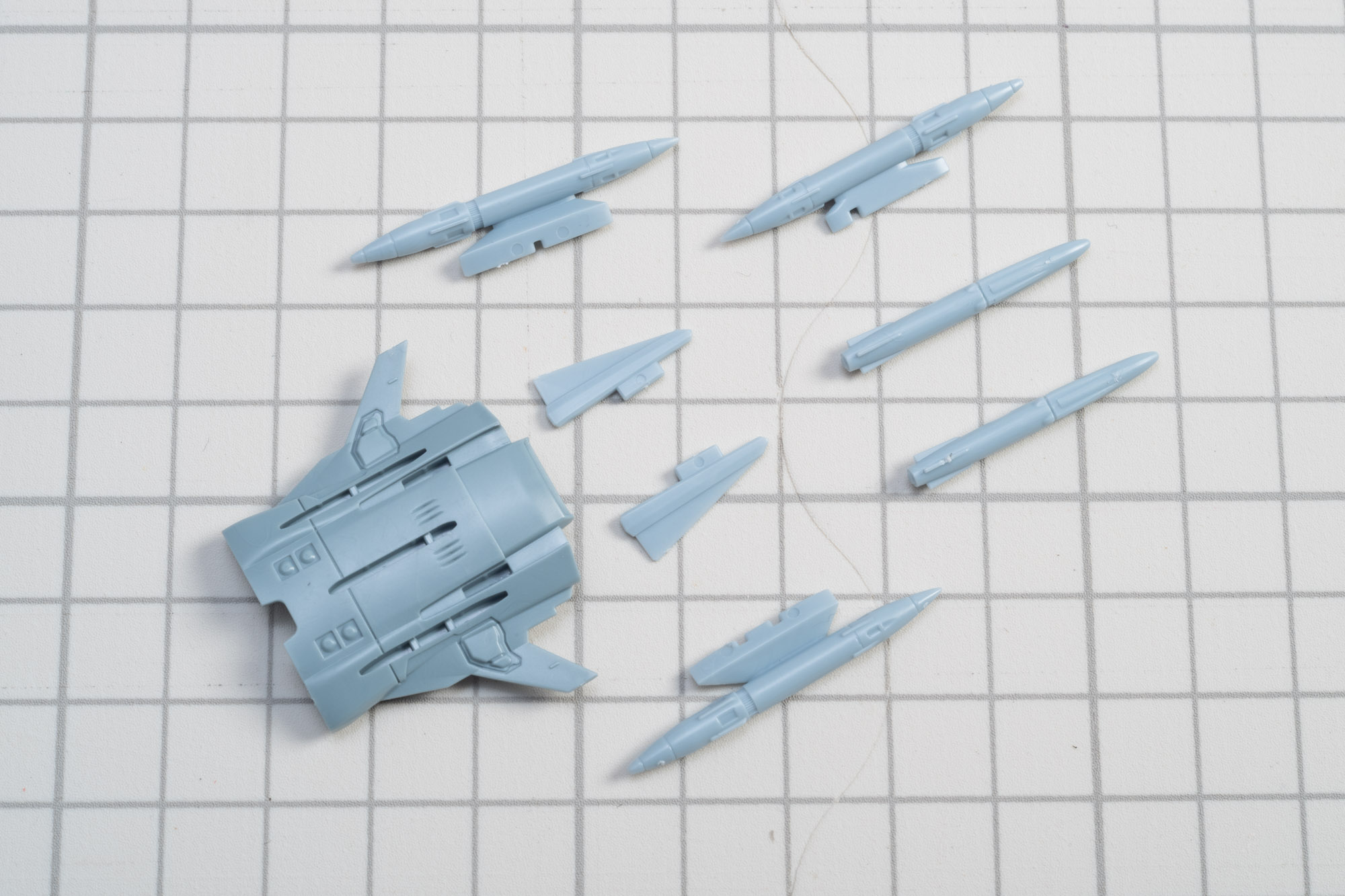 ボディ下部。はめ込み用の突起が付いているパーツは高機動ユニットとなっている。