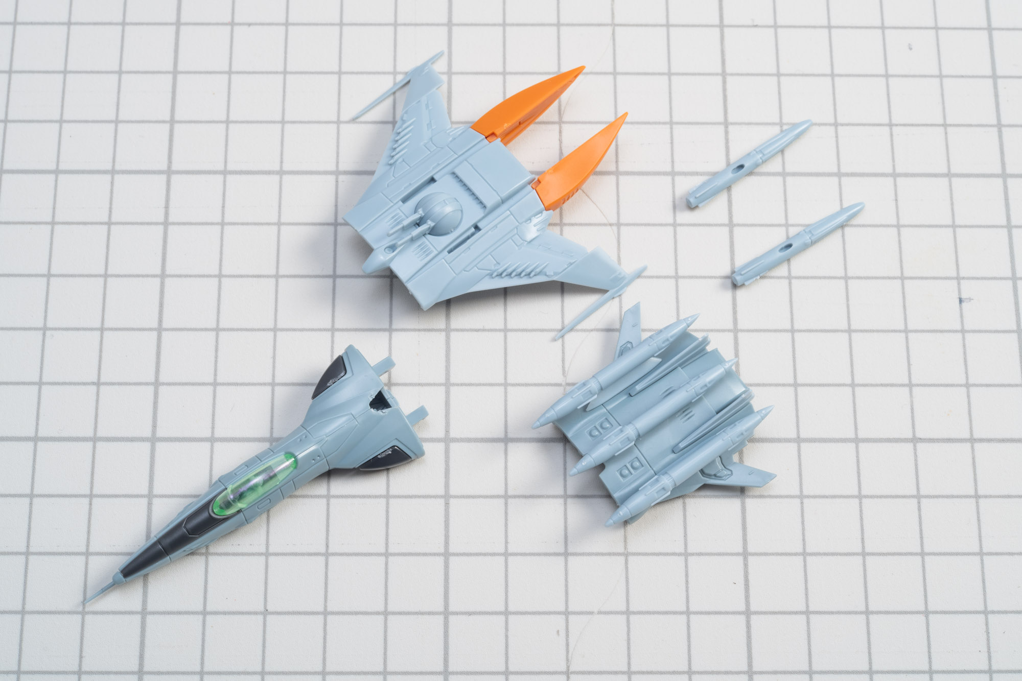 パーツ全景。色数、形ともにシンプルだが各所しっかりと存在感を放っている印象だ。