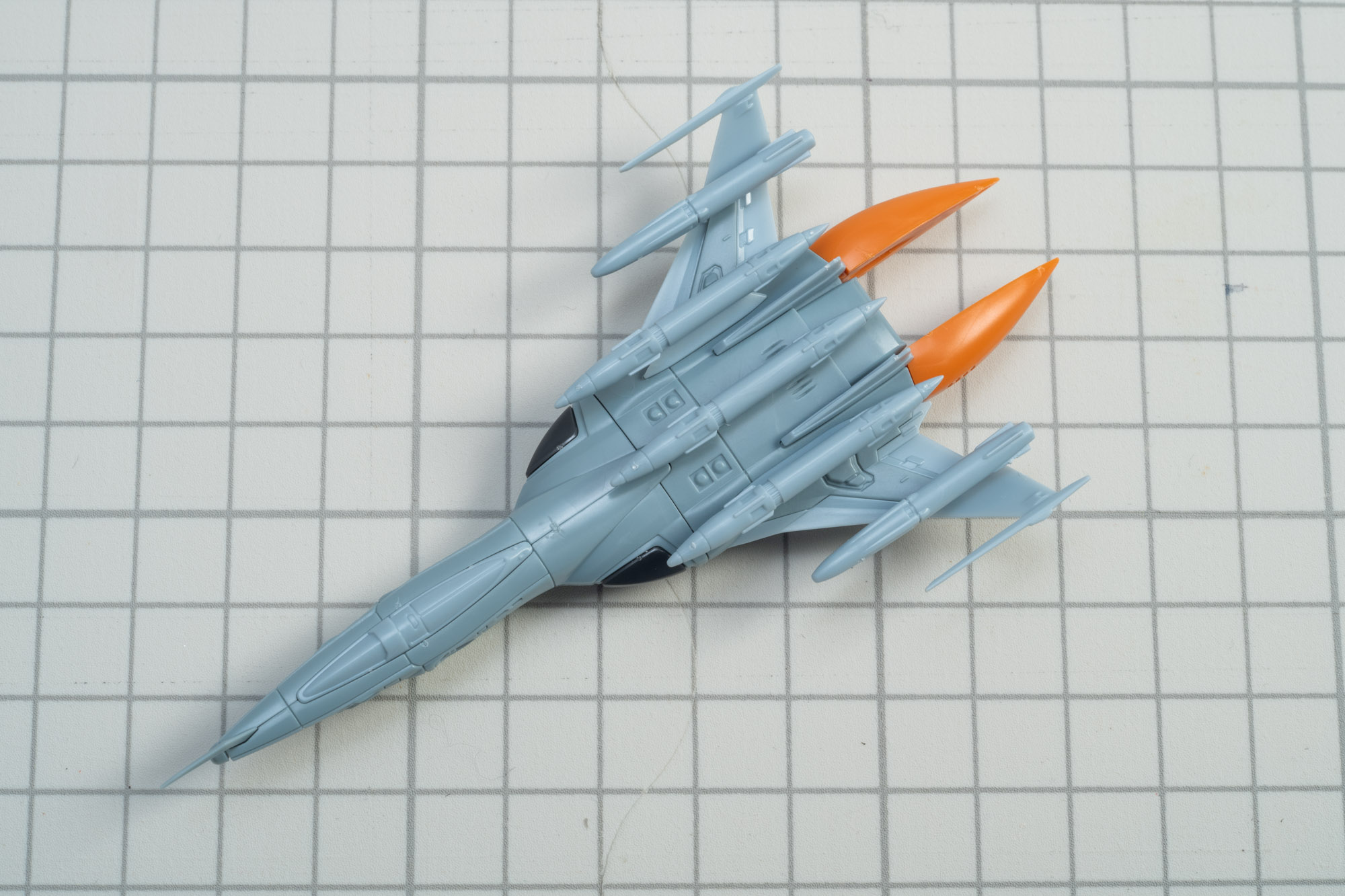 裏面にミサイルを取り付けていく。