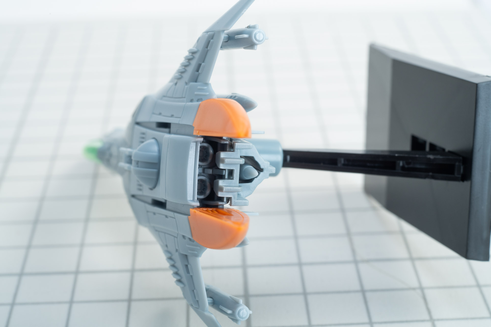 取り付け箇所は後ろに刺す形になっている。