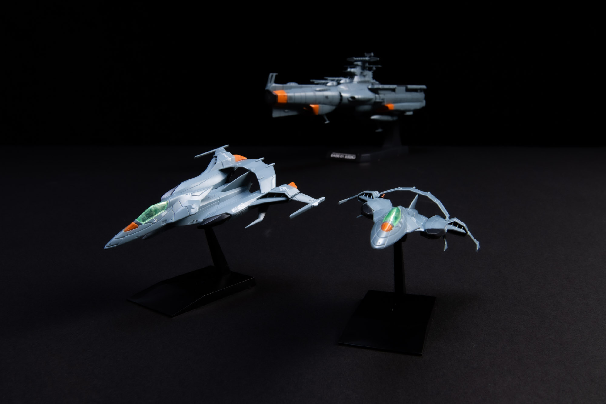 アスカを背景に出撃するコスモパイソン。船と一緒に飾るとはストーリーが生まれてくるようだ、