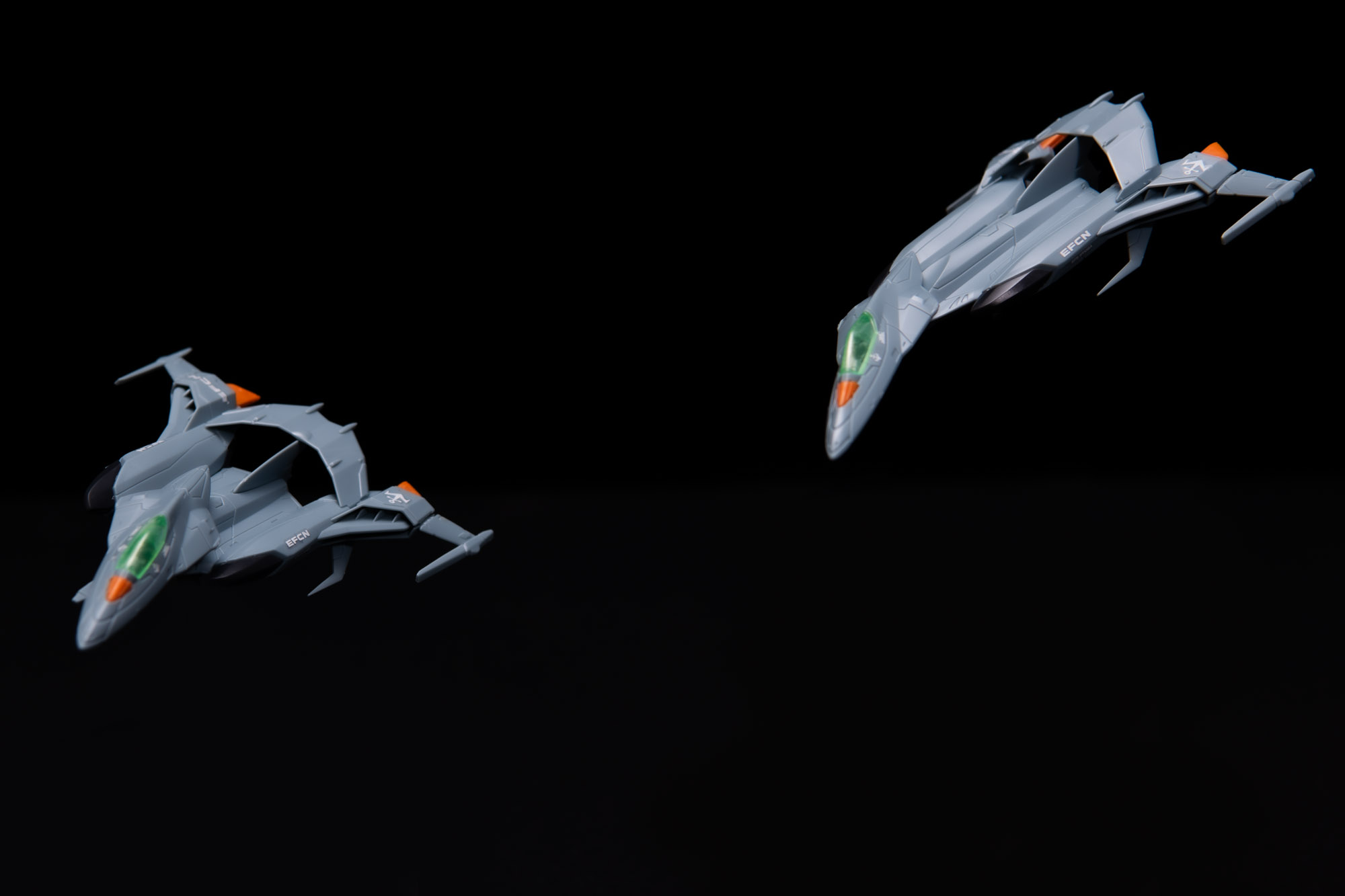 空中で急旋回をするコスモパイソン。劇中での活躍を再現できる可動域を有している。