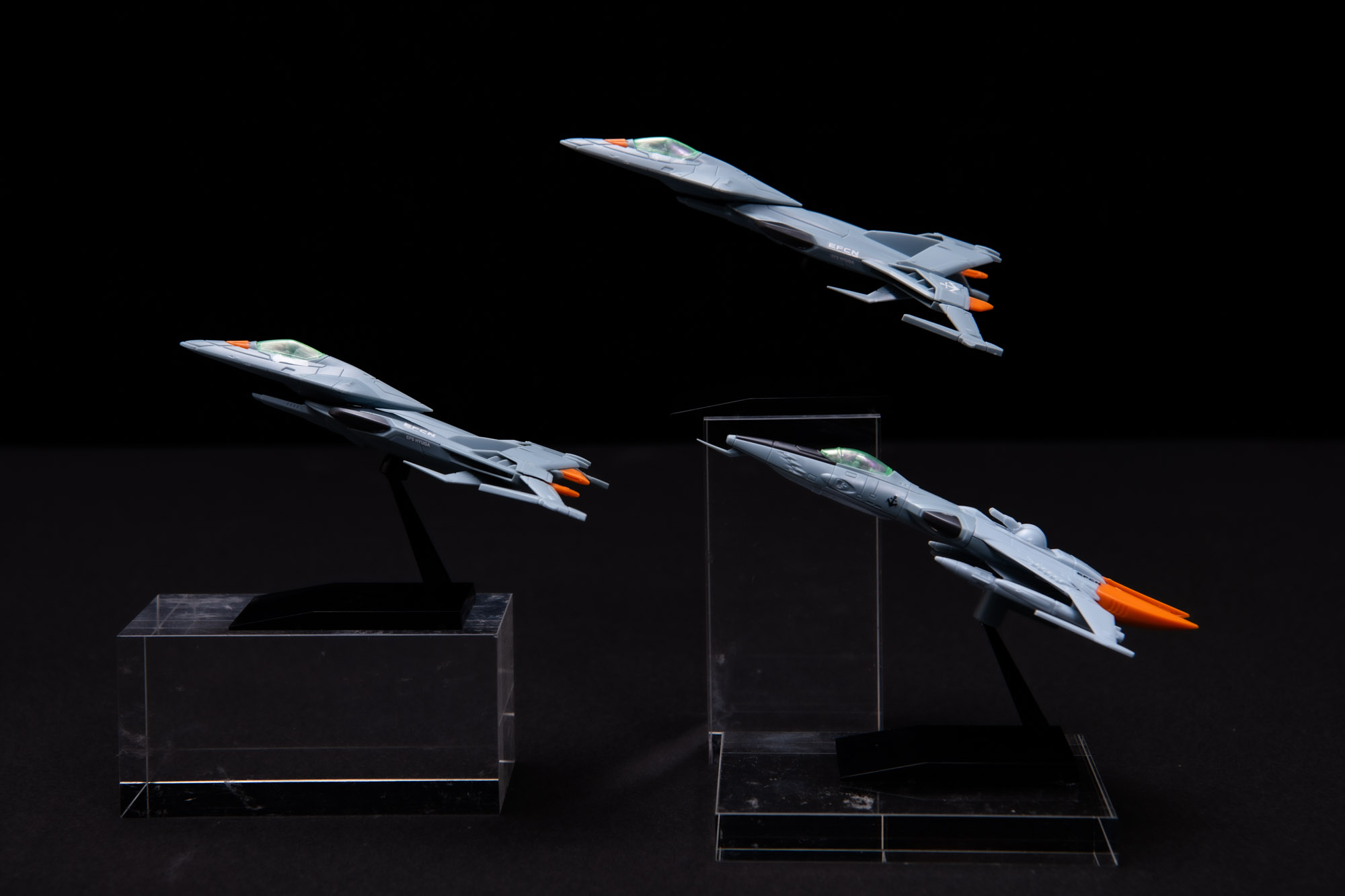 黒背景での３機を真横から。編隊を組んで飾ってもまとまりがあり画面映えする。