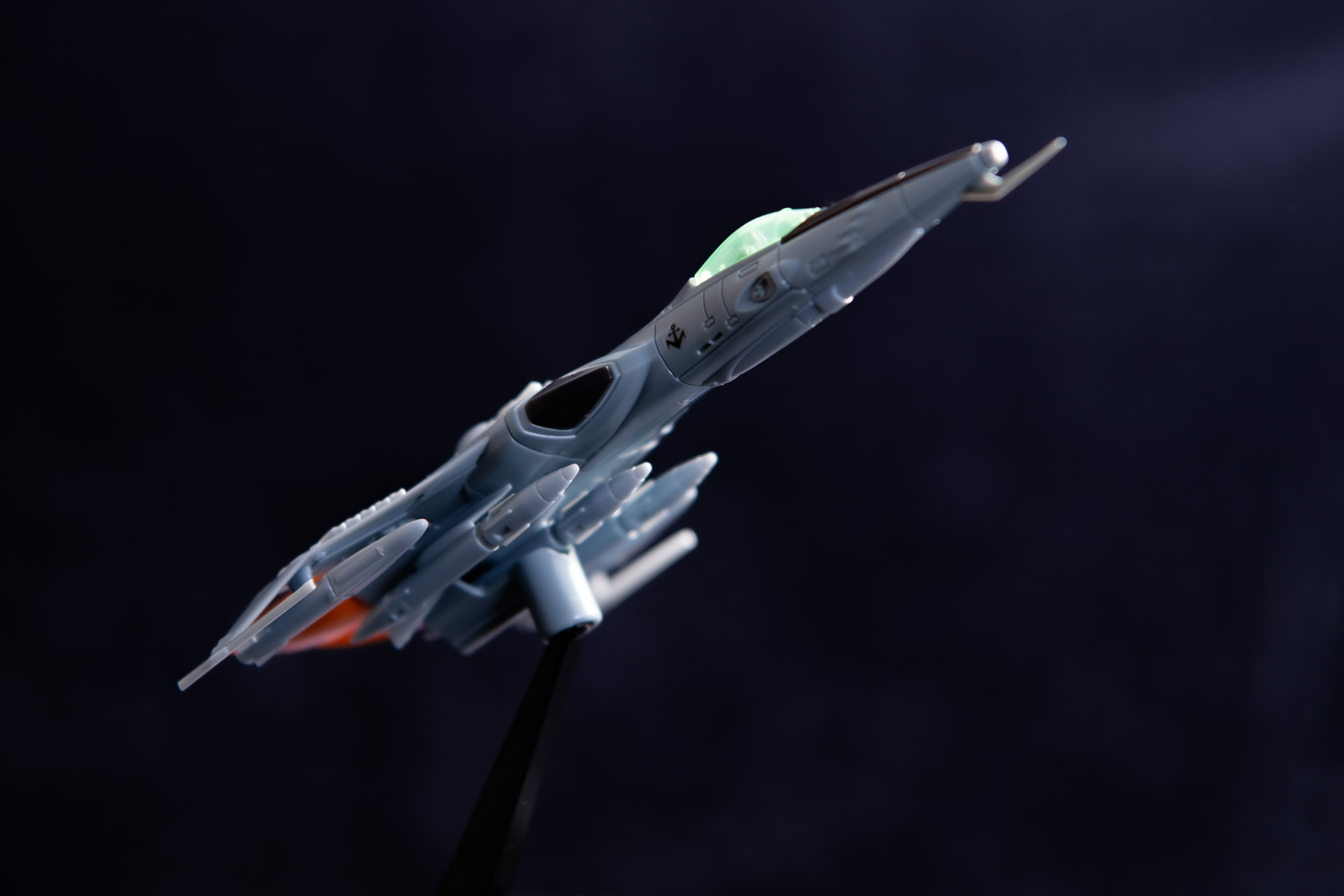 下からのコスモタイガーII。高速機動ユニットを主張させ光に向かうイメージ。