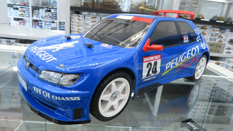 圧倒的なワイドボディと低重心なシルエットをポリカーボネートで再現