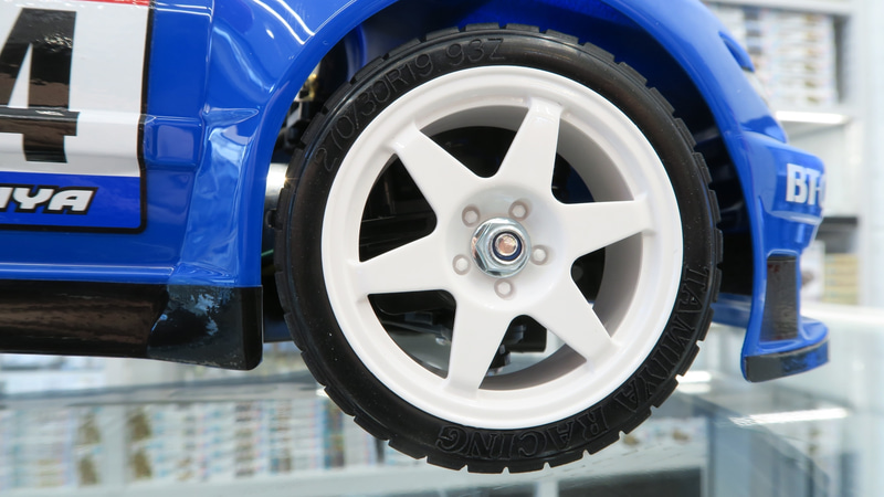 6本スポークホイールにラジアルタイヤを装備