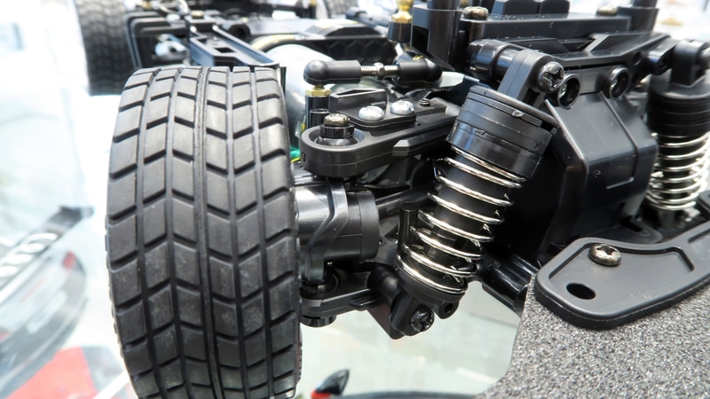 フリクションダンパーを装備した、ダブルウィッシュボーンタイプのリヤサスペンション