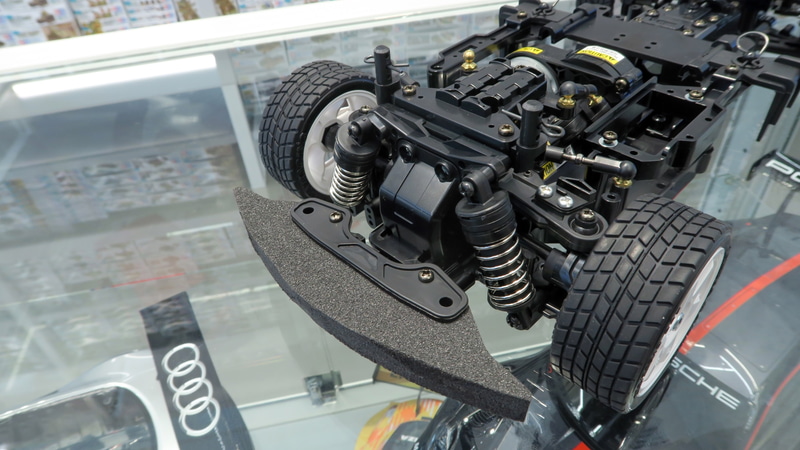 バンパーには実車のレーシングカートをイメージしたバンパーサポートを装備