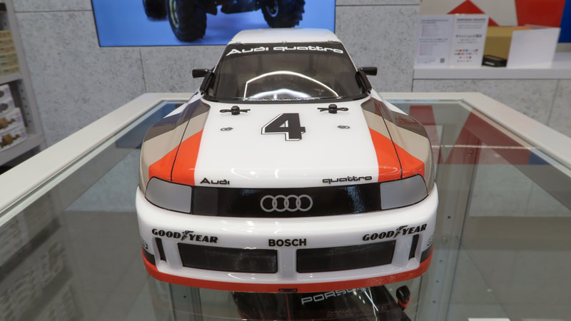 市販車ののイメージを残しつつも、ロー＆ワイドの別物に仕上げられた迫力ある姿をポリカーボネートで再現