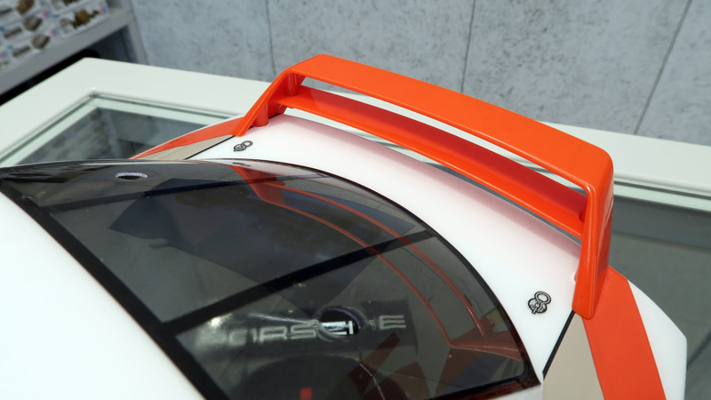 2段タイプのリヤウイングは塗装の必要がないレッドカラーのABS樹脂製