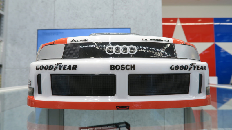 大型フロントエアダムスポイラーのエアインテーク用メッシュ、フロントグリル、ヘッドライトなどはステッカーで表現