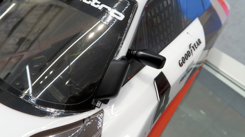 Aピラーに取り付けられる特徴的なダクトとサイドミラーはそれぞれ別パーツ