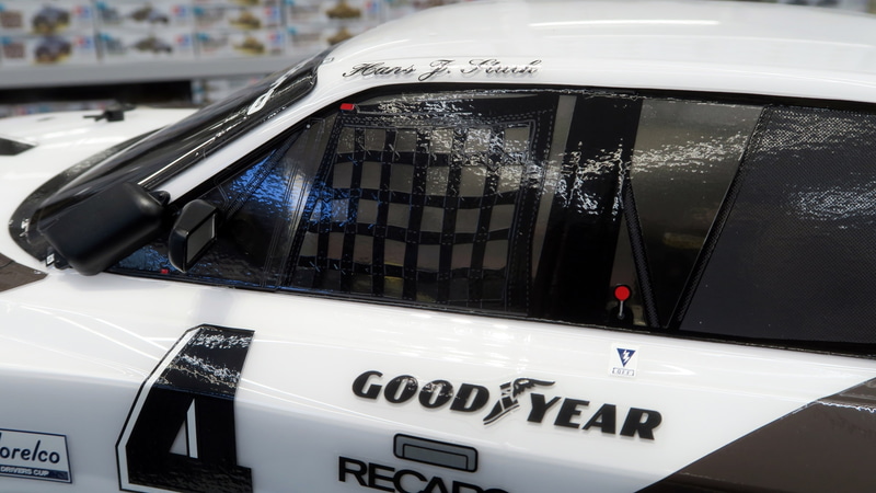 ウインドウネットはステッカーで再現