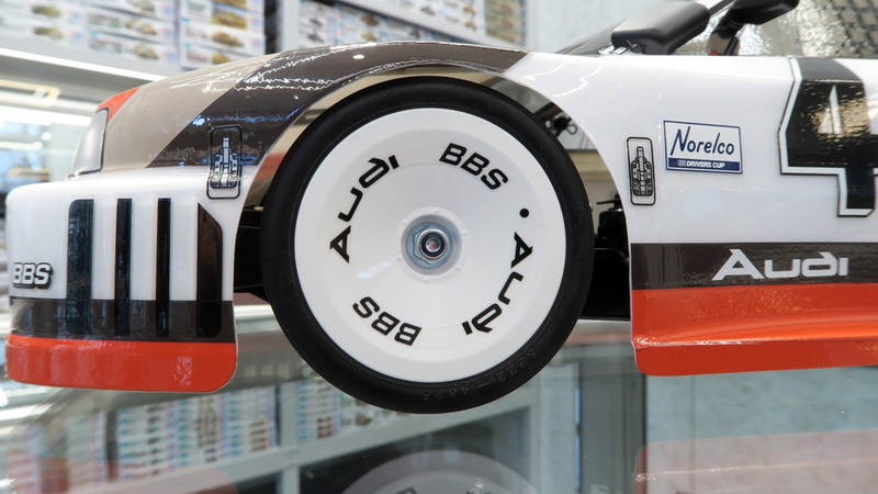 フラットディッシュの専用デザインホイール。AudiとBBSのロゴはステッカーで用意。タイヤはレーシーな中空ゴム製スリックタイヤを装着