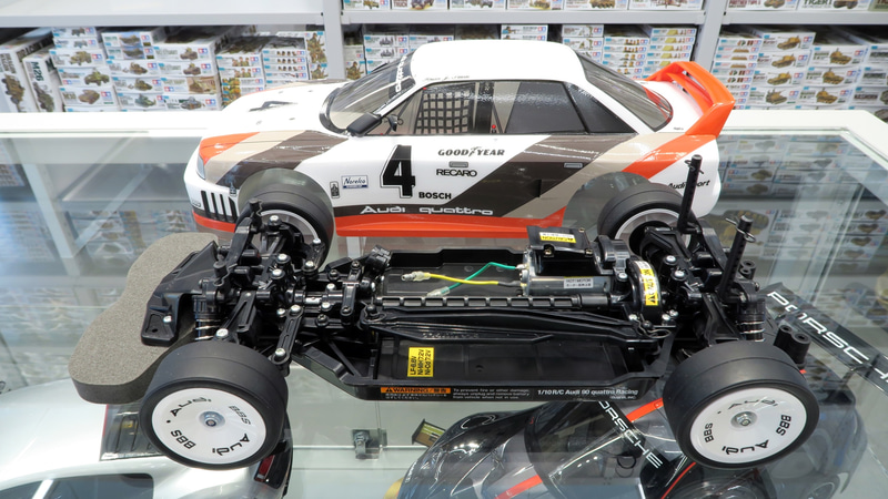 「TT-02」シャーシ※写真はRC装置未搭載の状態