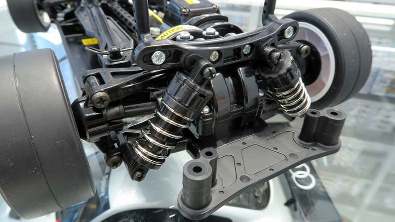 フリクションダンパーを装備した、ダブルウィッシュボーンタイプのリヤサスペンション