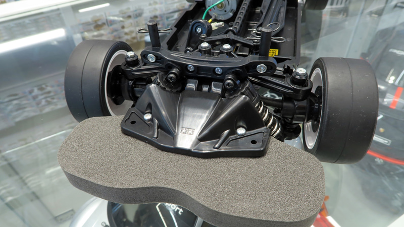 バンパーには実車のレーシングカートをイメージしたバンパーサポートを装備