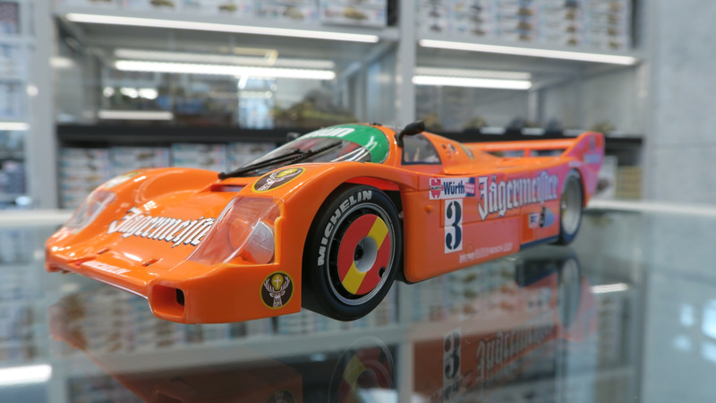 圧倒的なワイドボディと低重心なシルエットをポリカーボネートで再現