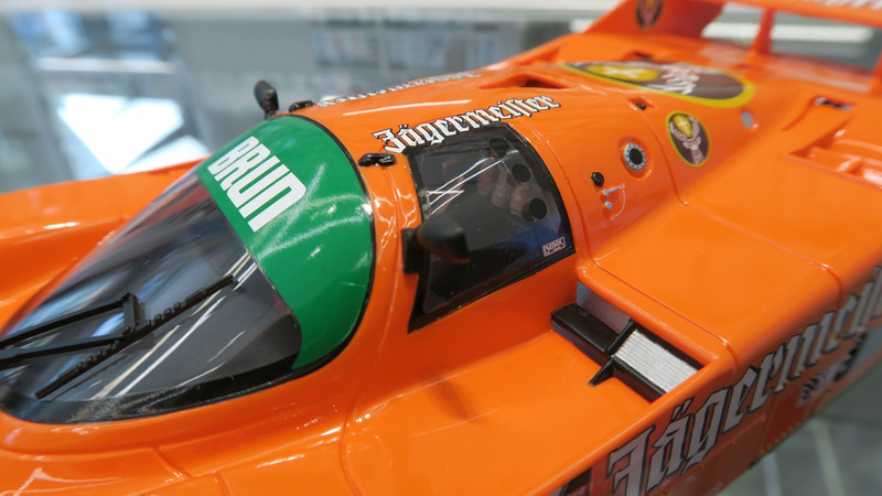 フロントおよびサイドのウインドウ部分を透明パーツで再現