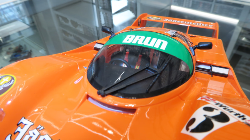 コンピュータや消火器、シフトノブなど、細部まで徹底再現されており、フロントウインドシールド越しに内部の構造が楽しめる