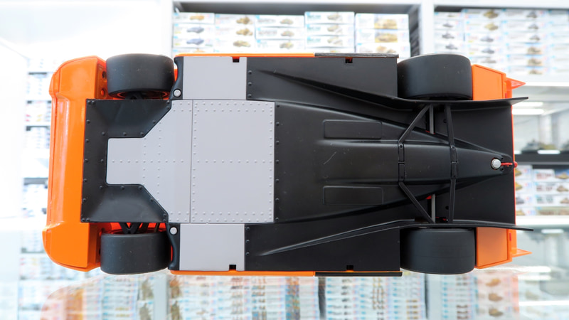 低く構えたワイドなシャーシと空力性能を追求したフラットボトムも忠実に再現