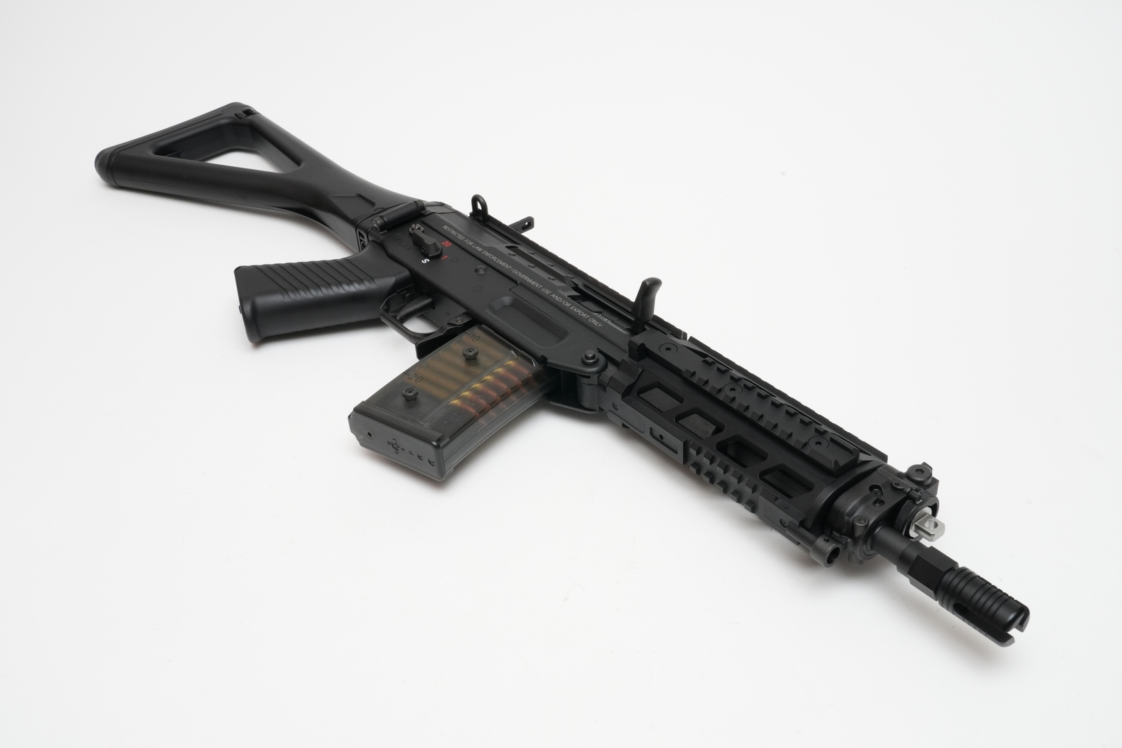 折りたたみ式ストックにより発射可能な状態でコンパクト化できる