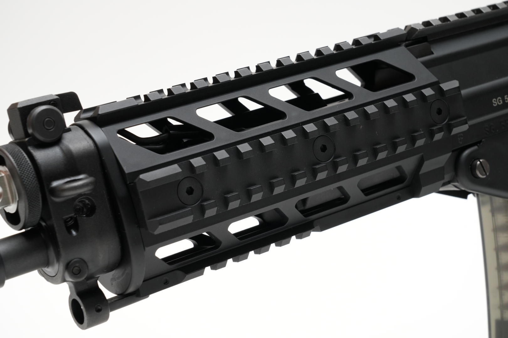 ハンドガード上下左右にピカティニーレールを装備している