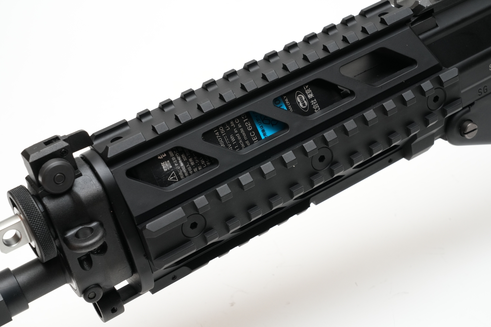 「バッテリーカバープレート」を取り付ければ、バッテリーのラベルを隠せる