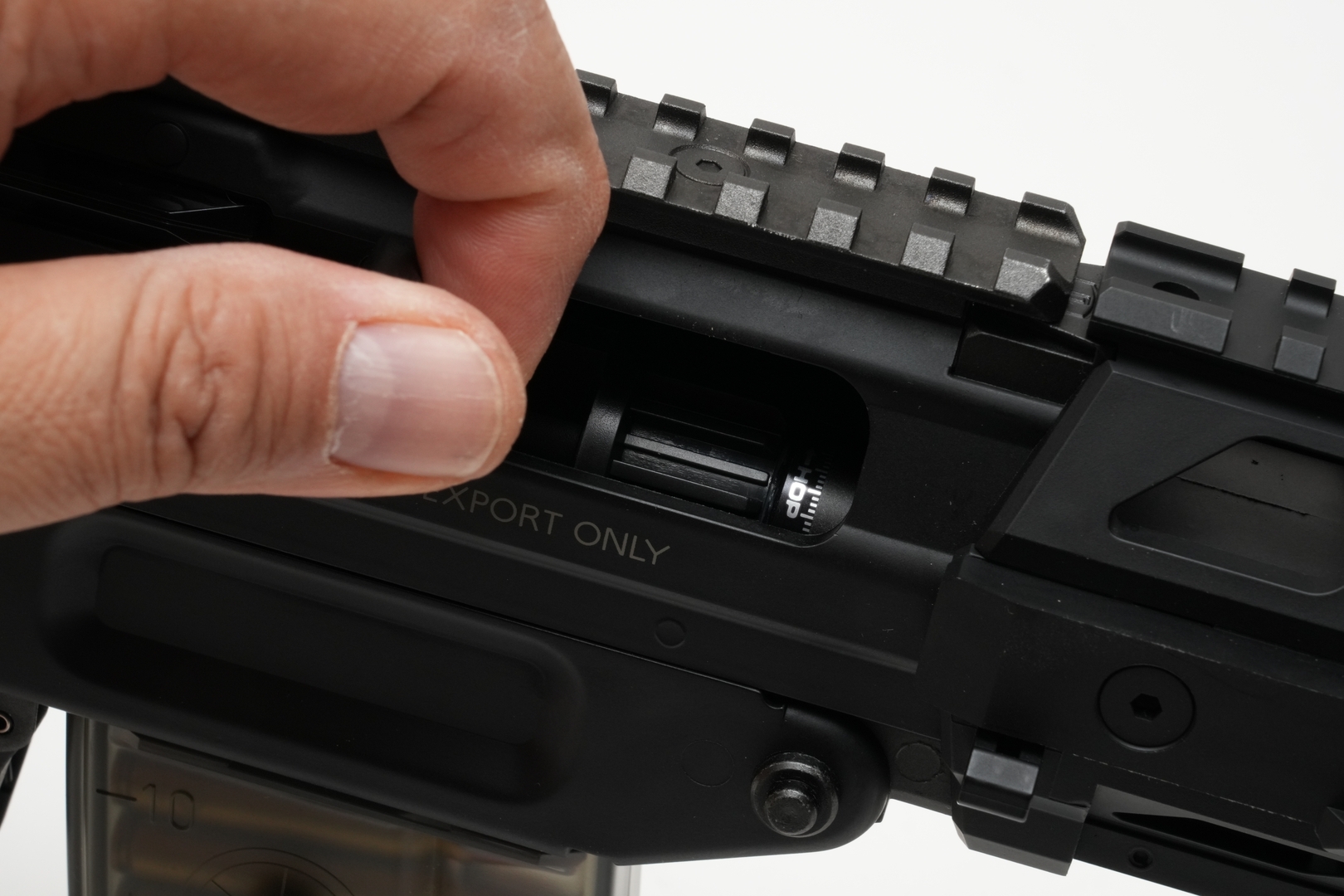 ホップアップ調整ダイヤルは奥に回すとホップ（強）、手前に回すとホップ（弱）