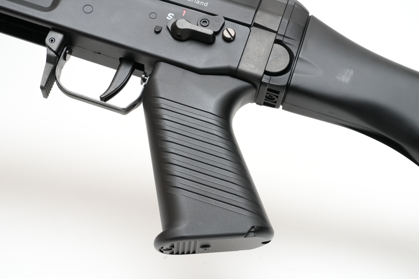 グリップの太さは中央部分で実測14cm前後