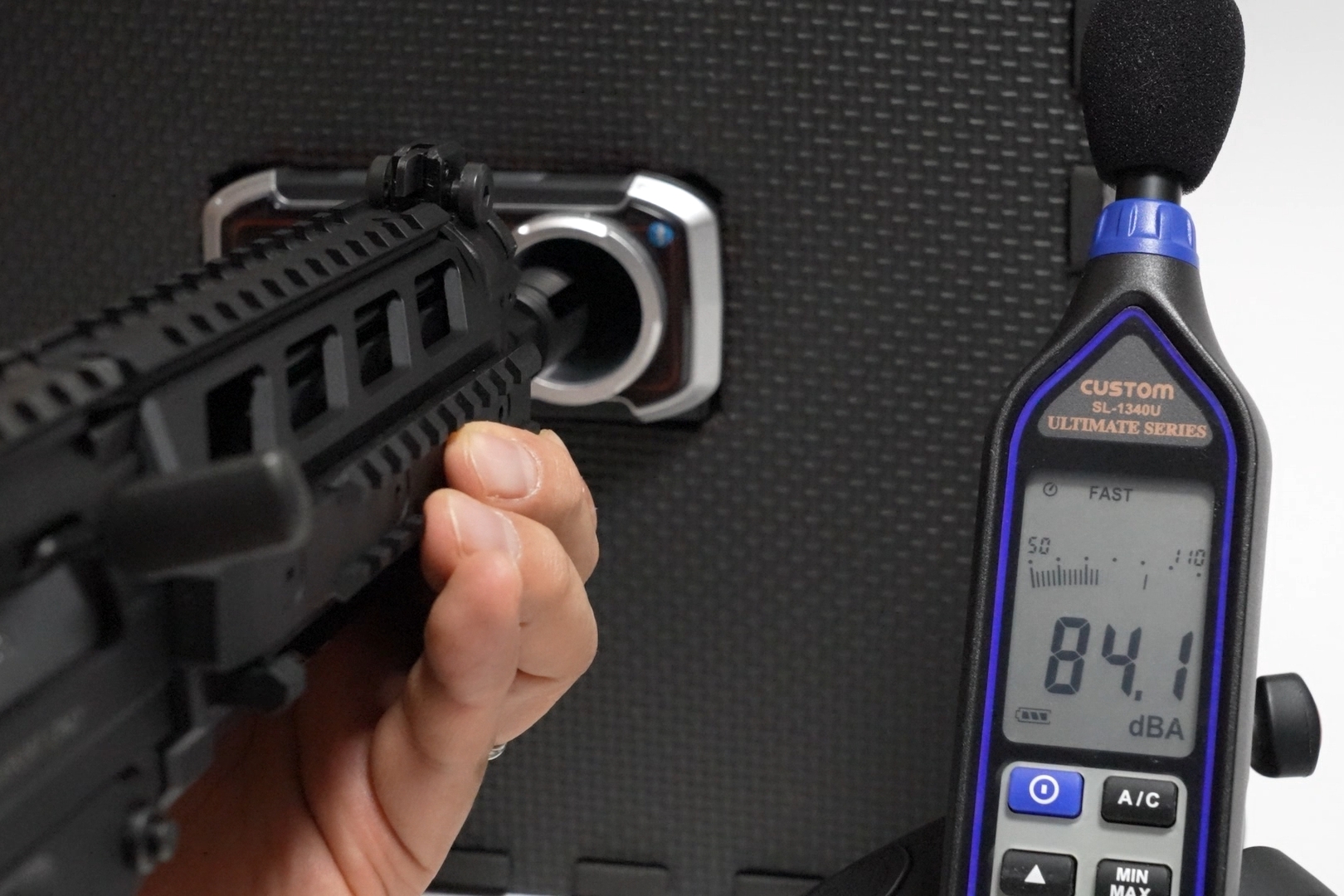 射撃音はセミオート時で最大90.1dBA、平均84.74dBA、最小78.7dBA、フルオート時で103.5dBA