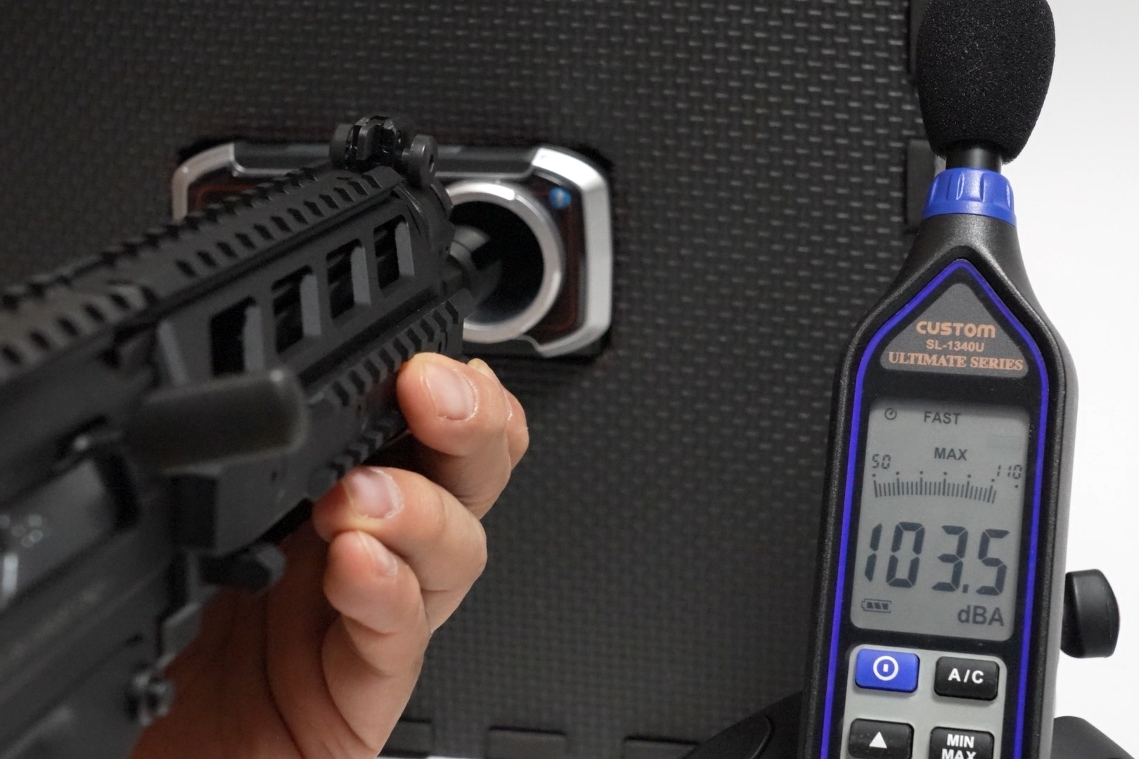 射撃音はセミオート時で最大90.1dBA、平均84.74dBA、最小78.7dBA、フルオート時で103.5dBA