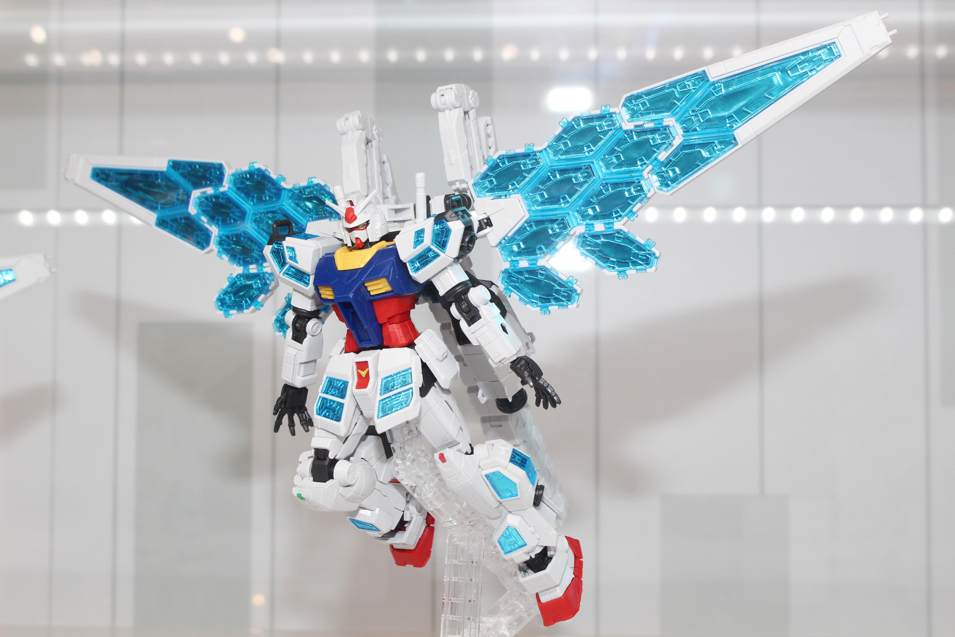 ガンダム本体とグラスフェザー装備がセットになったキットだ