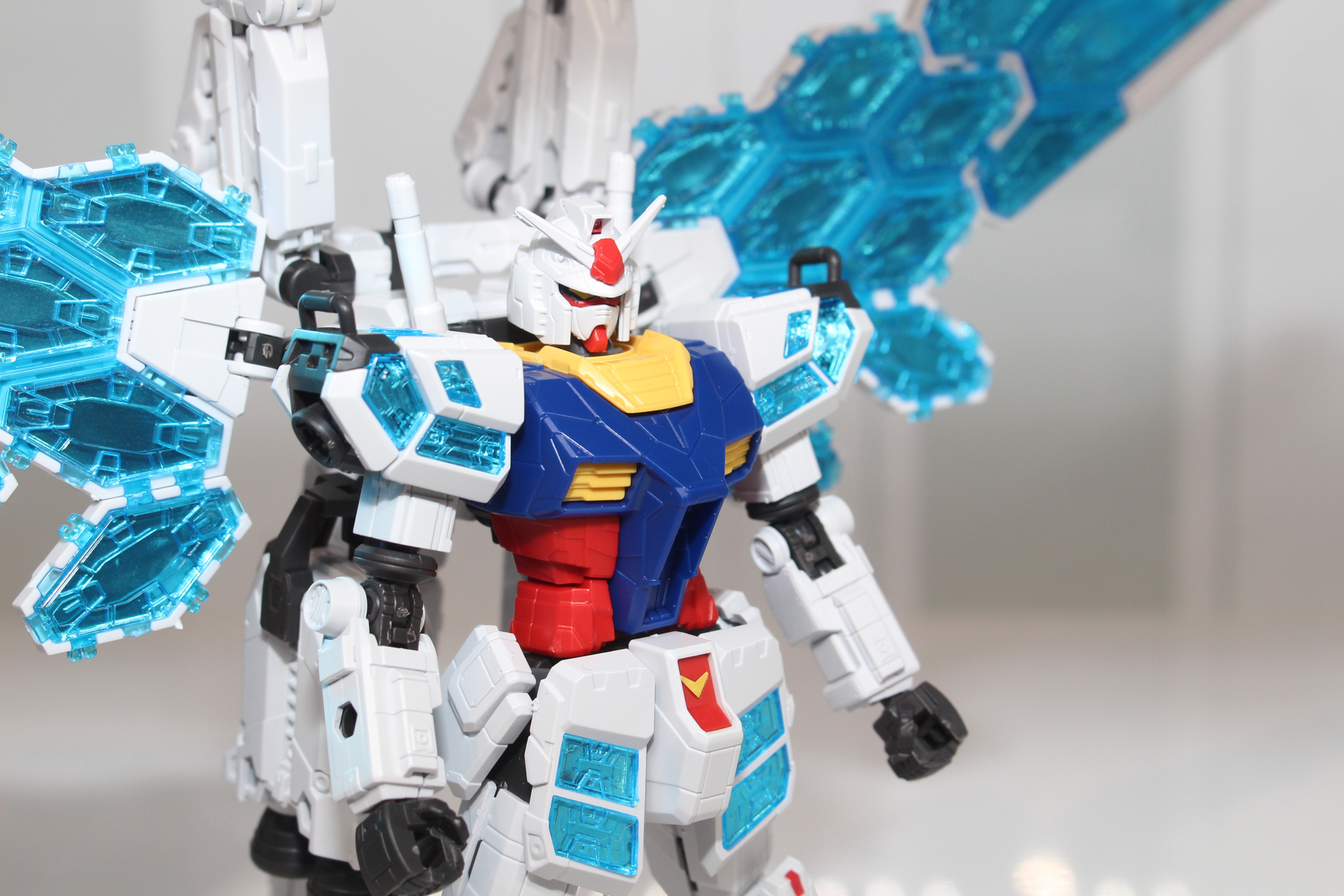 ソーラーパネルは美しいクリアパーツで再現している