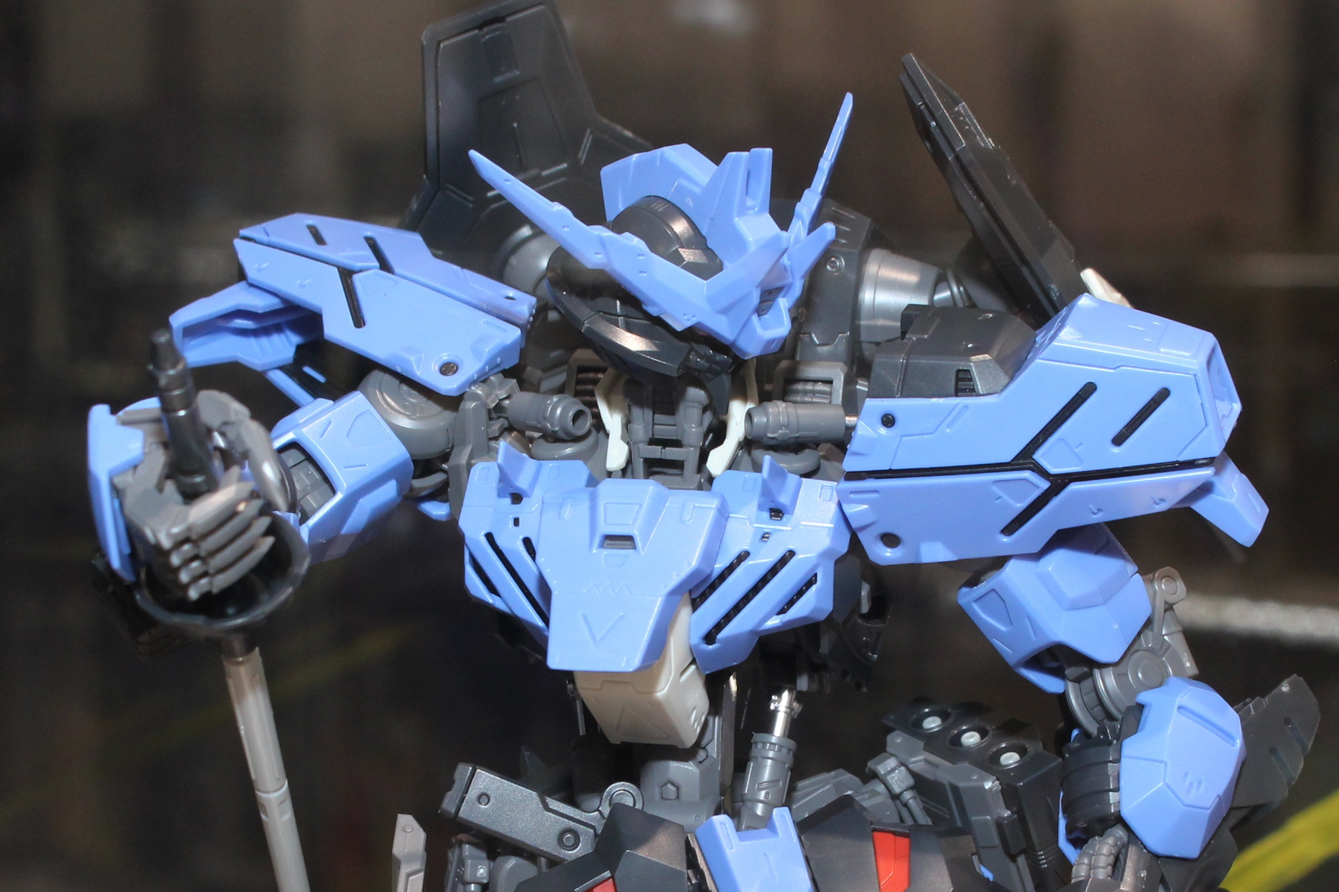 ガンダム・フレームはガンダム・バルバトスからアップデート。肩関節の可動域が拡大