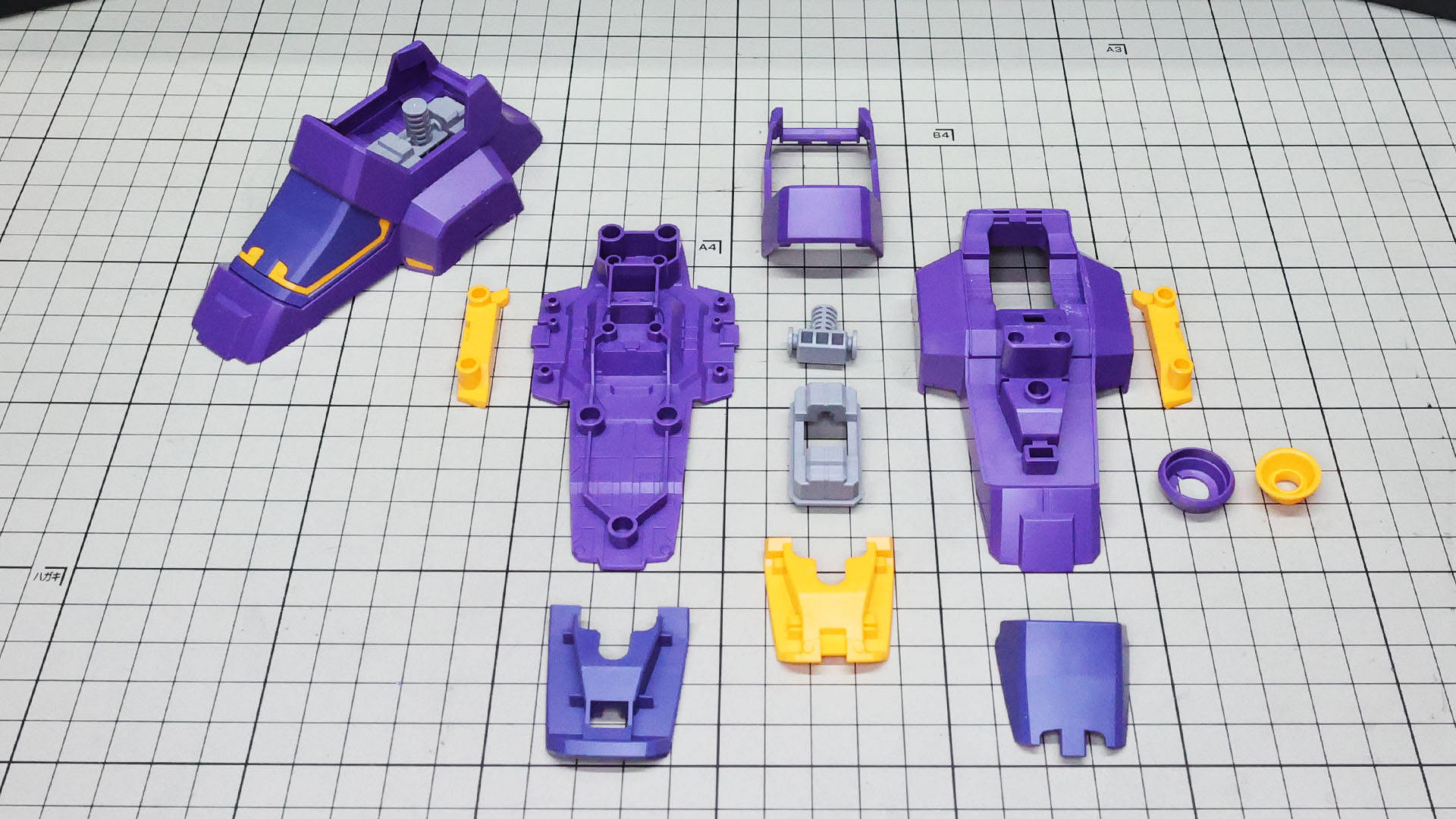 まずはソールから組みます。左右同一ですでに片側を組んでありますが大きい！できるかぎり大きなパーツで設計され、カラー再現もばっちりです