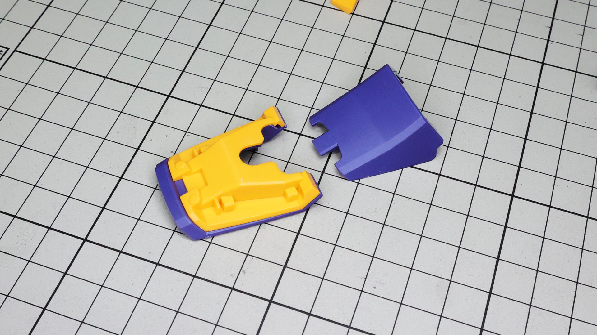 カラー再現は大胆なパーツ割りで実現されています