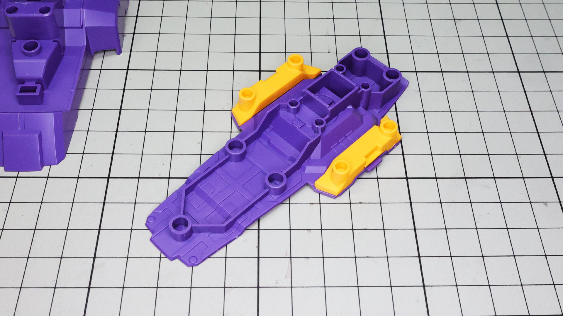 左右も同様に大きくかぶせる形のカラーディテールが組まれます。細かくパーツを分けるより手順が少なくてすみます