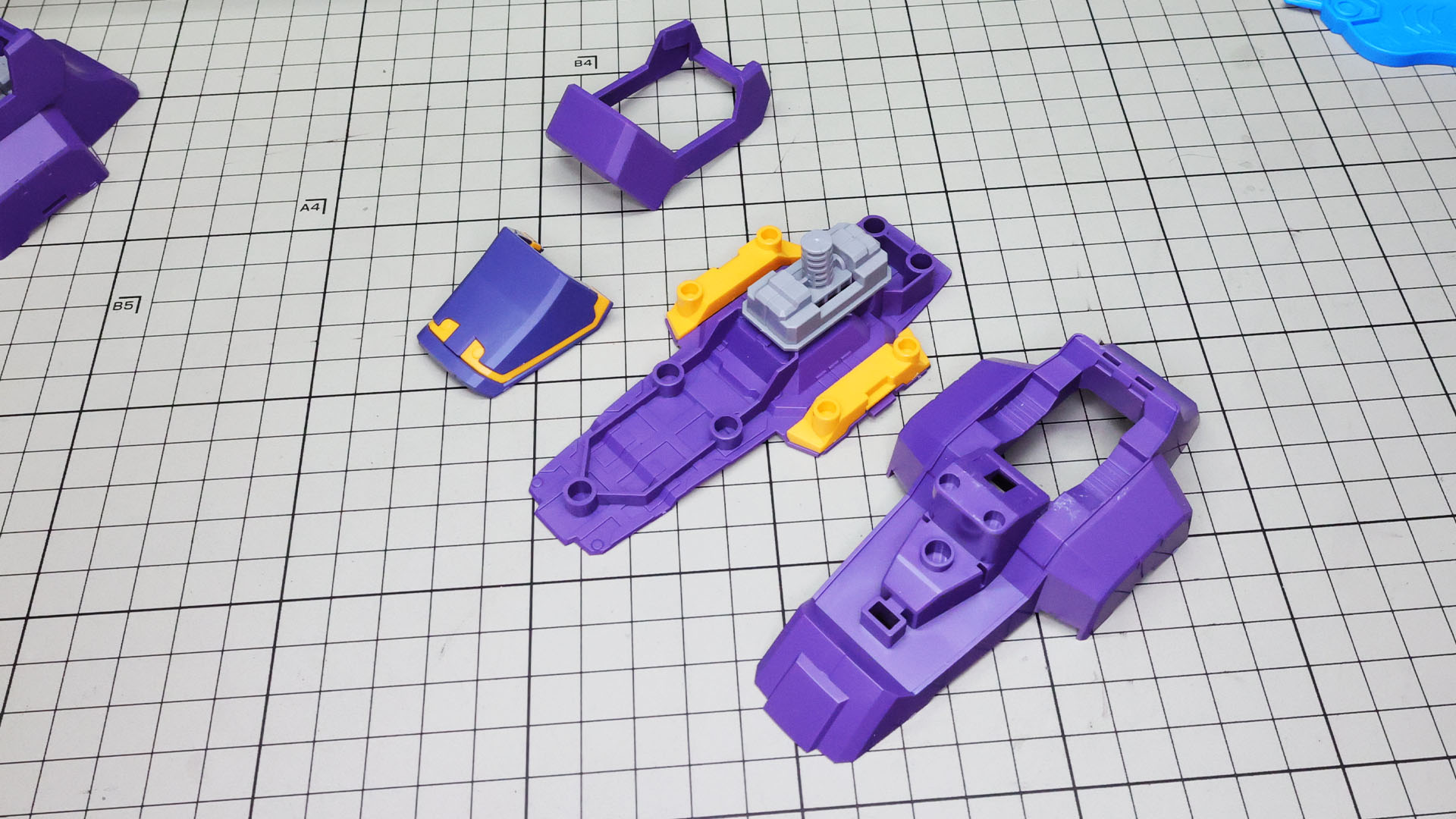 足首のメカフレームを組み込んで装甲で挟み込んでいきます