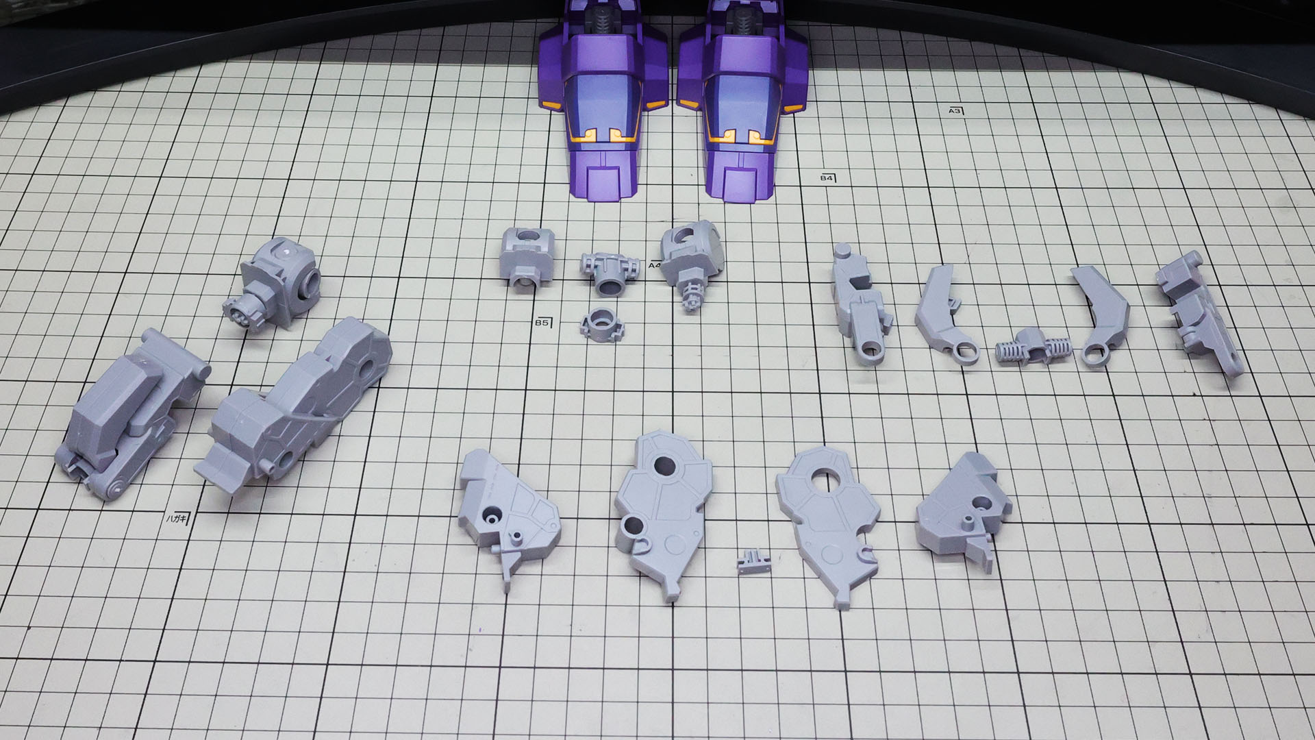 続いて脚部本体のメカフレームを組んでいきます。右脚分を組んでいます。中央上が股関節部、中央下が膝関節部、右上が足首部です。