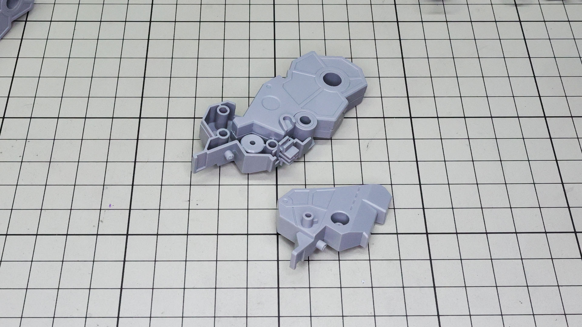 膝関節には写真にある膝下側と後ほど大腿部側に別途メカフレームパーツと組み合わせることで二重関節を構成し、変形時に使われるツメうけなどの仕組みを持っています