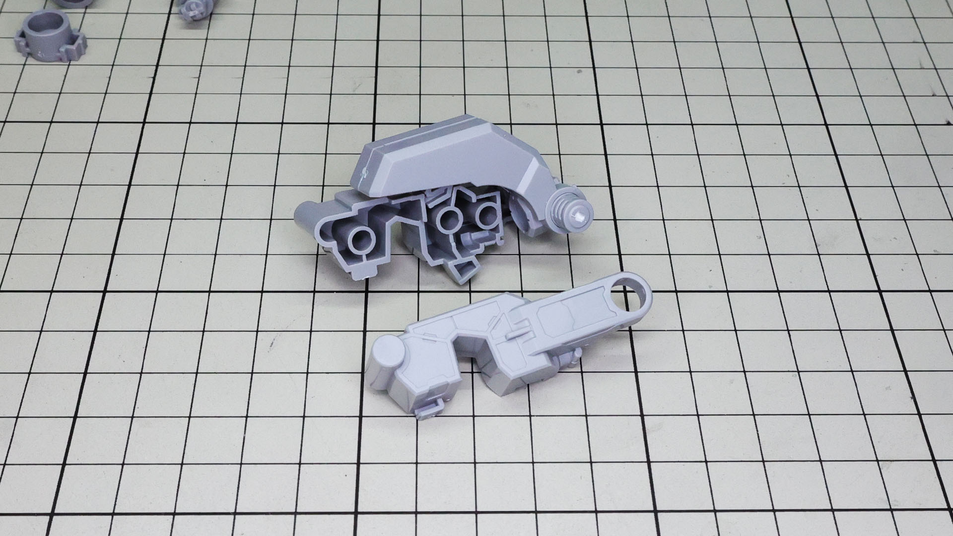 足首関節は変形のためにアキレス腱にあたる部分に可動するメカフレームを組みます