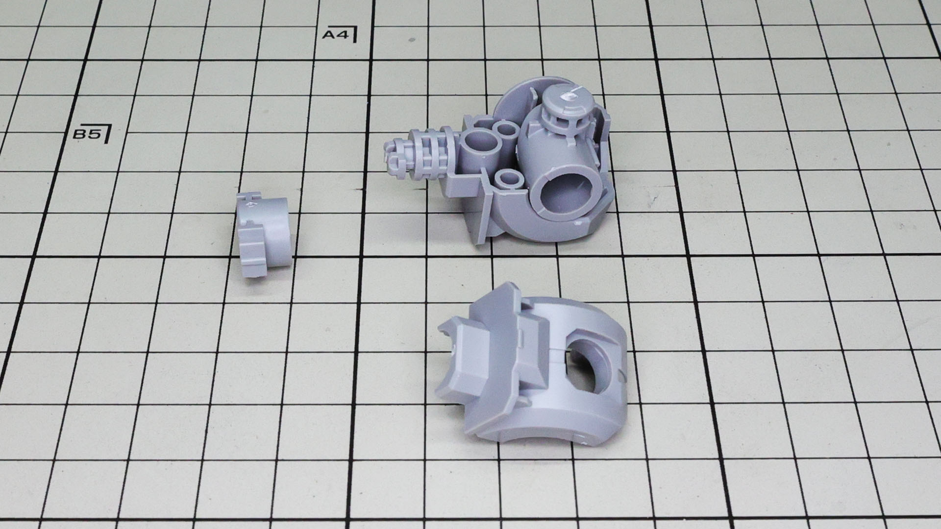 股関節部は巨体を支えるべく太い軸と軸受けを採用しており、シンプルな形状と設計で剛性も大丈夫です