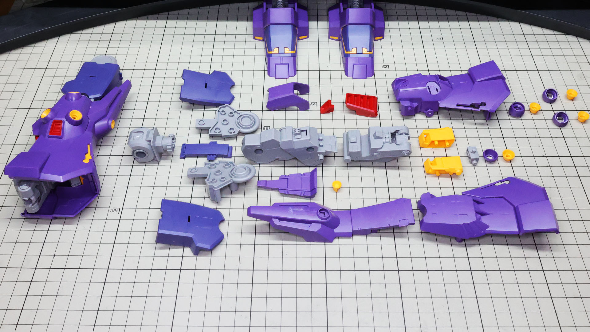 では、脚部本体を組んでいきます。右脚を先に組んでいます。脚部だけで筆者の作業机を占拠してしまいました！