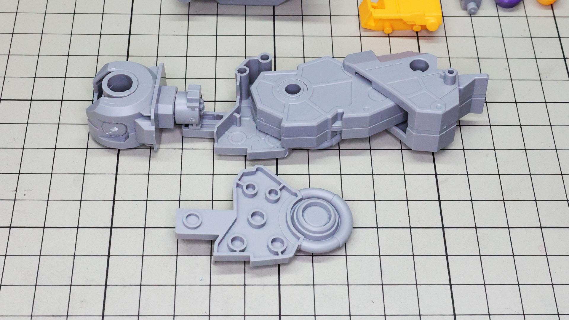 股関節と膝関節を大腿部のメカフレームで挟み込んでいきます。大腿部には脚部の伸縮機構が構成されます