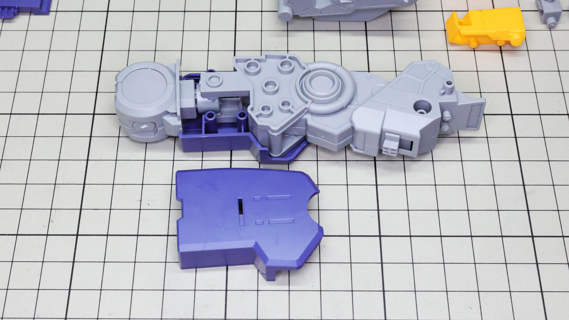 完成した大腿部に装甲を組み付けていきます