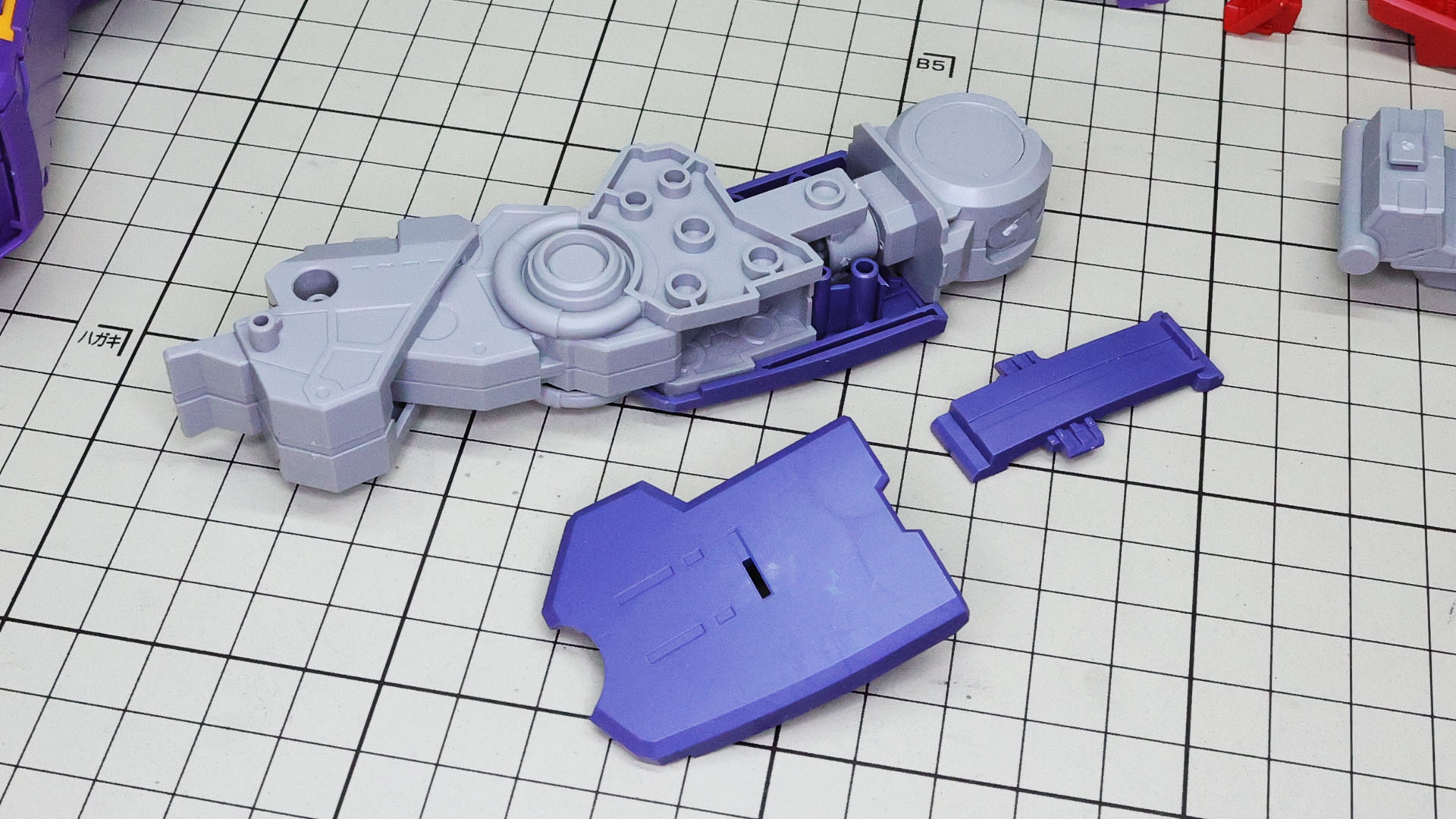 大腿部前面には変形時に上方へスライドするパーツが組まれます