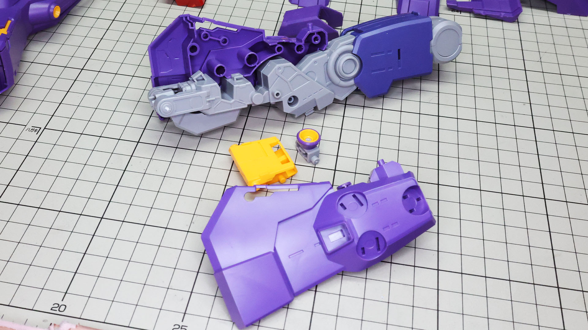 脛下部も同様に組み付けていきます。カラーディテールと回転して出現するノズル、足首メカフレームも組み込みます