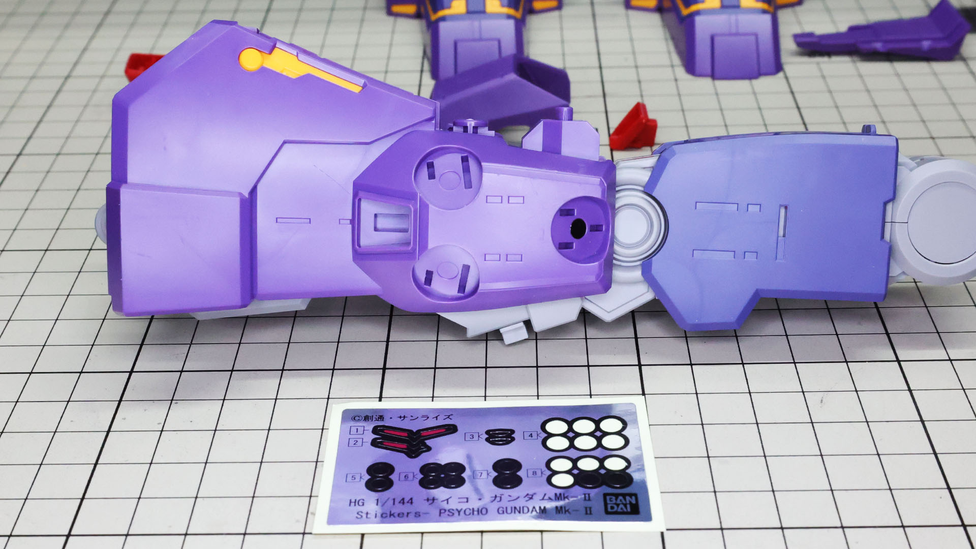 脚部外側にあるノズルには内部に黒のディテールカラーのシールを貼ります